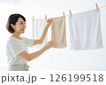 部屋干しする女性 126199518