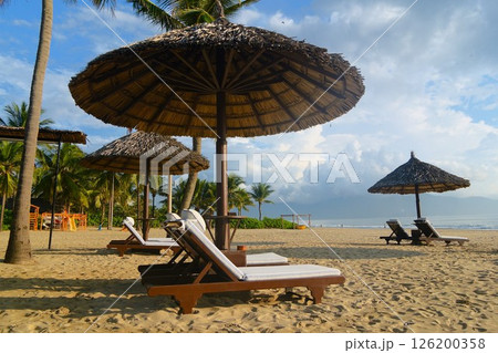 リゾートホテルのビーチのパラソル 126200358