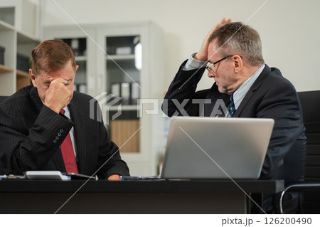 Working diversity, business team are under stress from working for poor work. 126200490