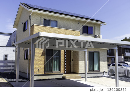 ソーラーパネルのある新築住宅外観 126200853
