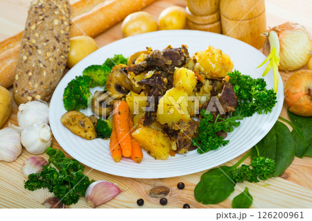 Roast with beef, mushrooms and vegetables 126200961