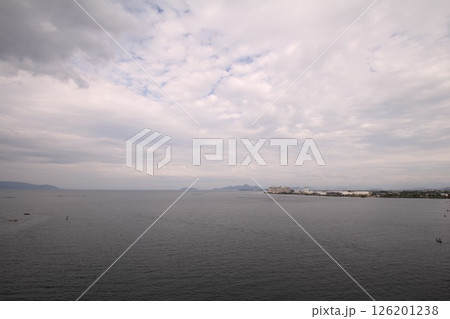 雲の多い空と琵琶湖 126201238