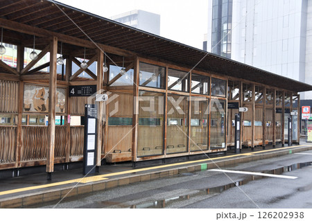 秋田駅バスターミナル木製の乗り場_01 秋田駅バスターミナル木製の乗り場_01 126202938
