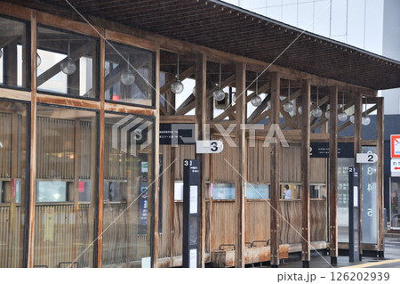 秋田駅バスターミナル木製の乗り場_02 秋田駅バスターミナル木製の乗り場_02 126202939