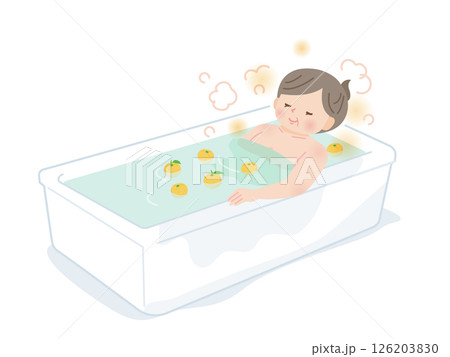 柚子風呂に入ってのんびりする中年女性 126203830