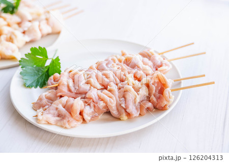 串に刺した鶏はらみ 126204313
