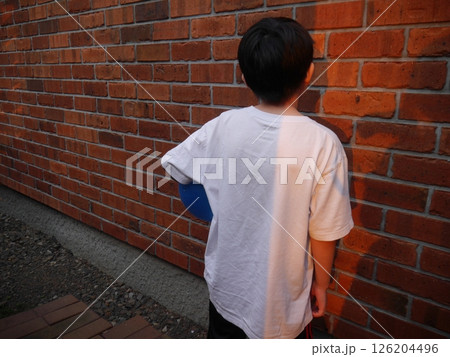 十代男の子の後ろ姿 126204496