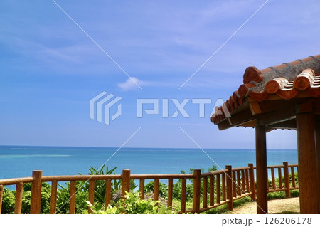 知念岬公園・展望台からの眺め（沖縄県・南城市） 126206178