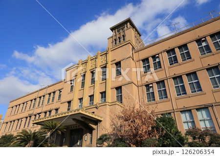 優美でモダンな大牟田市庁舎 126206354