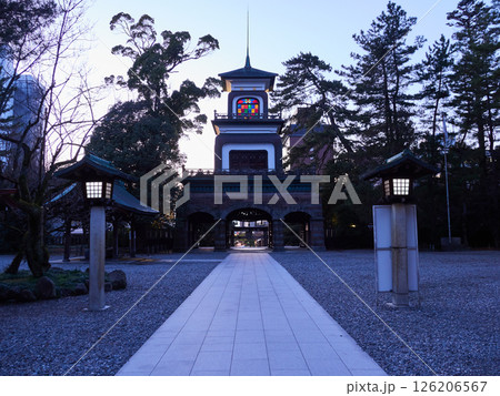 金沢市の観光名所尾山神社の夜の風景 126206567