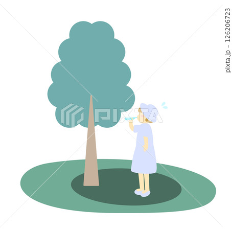 木の下で水分補給する女の子 126206723