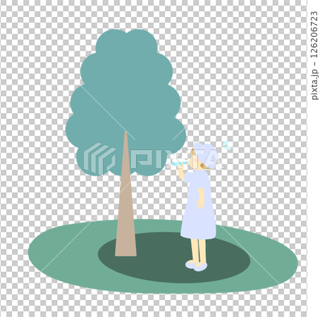 木の下で水分補給する女の子 126206723