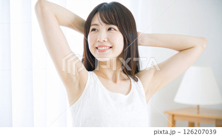 脇を見せて笑顔の若い女性・美容や脱毛イメージ 126207039