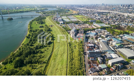 空撮「埼玉県」ドローンで荒川上から戸田市方向を撮影 空撮「埼玉県」ドローンで荒川上から戸田市方向を撮影 126207455