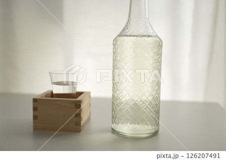 日本酒を楽しむ 126207491