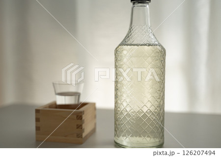 日本酒を楽しむ 126207494