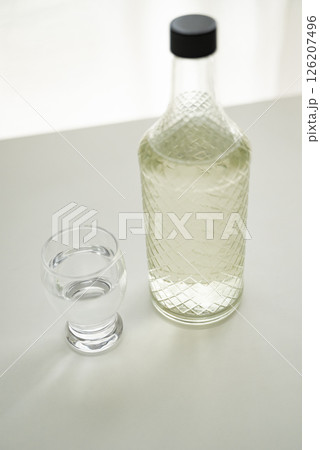 日本酒を楽しむ 126207496