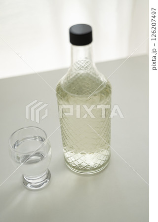 日本酒を楽しむ 126207497