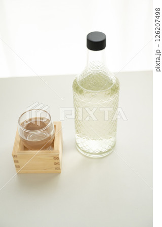 日本酒を楽しむ 126207498