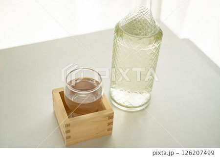 日本酒を楽しむ 126207499