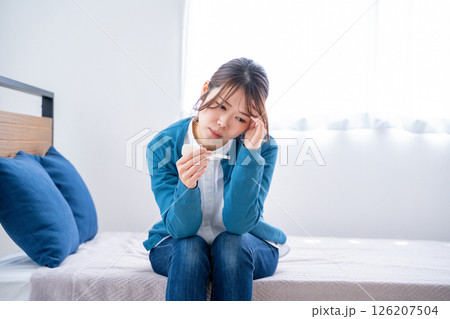 体温計を見る女性 126207504