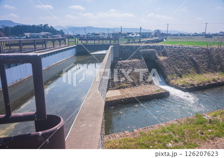 万水川に架かる矢原堰【安曇野市】 万水川に架かる矢原堰【安曇野市】 126207623
