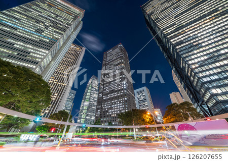 「東京都」新宿警察署裏交差点から見る超高層ビル群の夜景　西新宿 126207655