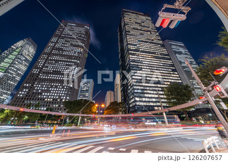 「東京都」新宿警察署裏交差点から見る超高層ビル群の夜景 西新宿 「東京都」新宿警察署裏交差点から見る超高層ビル群の夜景 西新宿 126207657