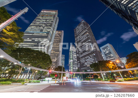 「東京都」新宿警察署裏交差点から見る超高層ビル群の夜景　西新宿 126207660