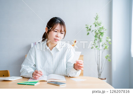 家計簿をつける女性 126207816