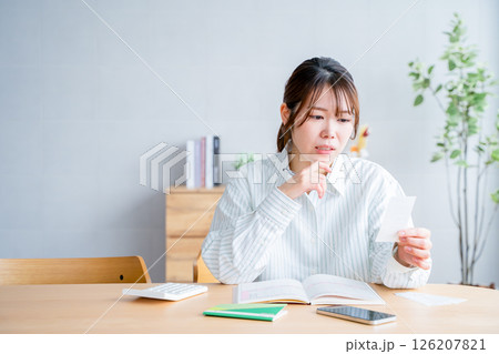 家計簿をつける女性 126207821