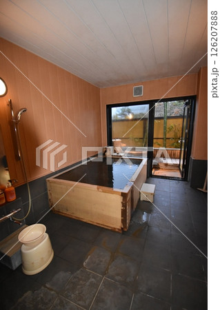 温泉　旅館　お風呂　ひのき　露天　湯舟　湯船　お湯　注ぎ口　果実の森 126207888