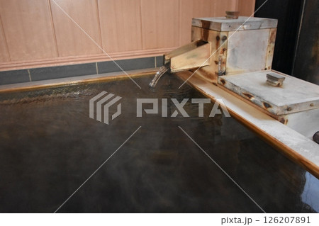 温泉　旅館　お風呂　ひのき　露天　湯舟　湯船　お湯　注ぎ口　果実の森 126207891