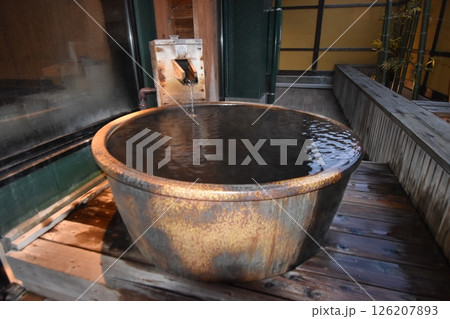 温泉　旅館　お風呂　ひのき　露天　湯舟　湯船　お湯　注ぎ口　果実の森 126207893