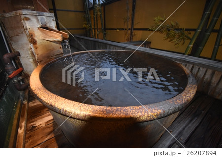 温泉　旅館　お風呂　ひのき　露天　湯舟　湯船　お湯　注ぎ口　果実の森 126207894