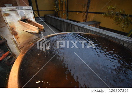 温泉　旅館　お風呂　ひのき　露天　湯舟　湯船　お湯　注ぎ口　果実の森 126207895