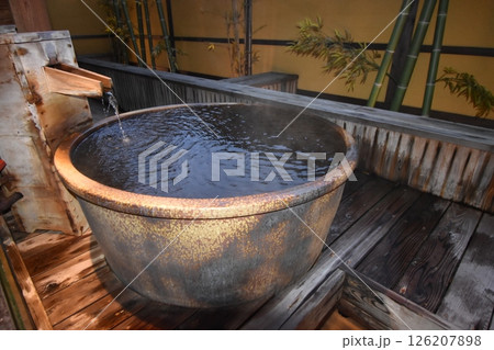 温泉　旅館　お風呂　ひのき　露天　湯舟　湯船　お湯　注ぎ口　果実の森 126207898