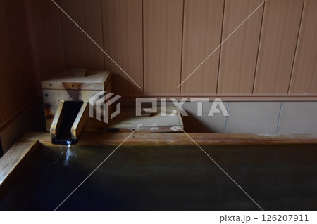 温泉　旅館　お風呂　ひのき　露天　湯舟　湯船　お湯　注ぎ口　果実の森 126207911