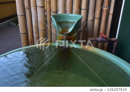 温泉　旅館　お風呂　ひのき　露天　湯舟　湯船　お湯　注ぎ口　果実の森 126207919
