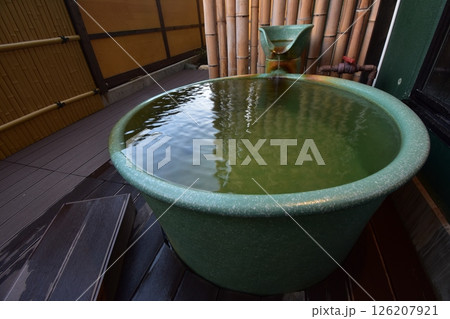 温泉　旅館　お風呂　ひのき　露天　湯舟　湯船　お湯　注ぎ口　果実の森 126207921