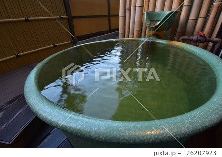 温泉　旅館　お風呂　ひのき　露天　湯舟　湯船　お湯　注ぎ口　果実の森 126207923