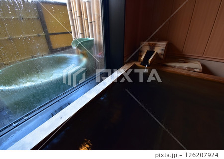温泉　旅館　お風呂　ひのき　露天　湯舟　湯船　お湯　注ぎ口　果実の森 126207924