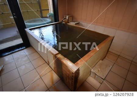 温泉　旅館　お風呂　ひのき　露天　湯舟　湯船　お湯　注ぎ口　果実の森 126207928