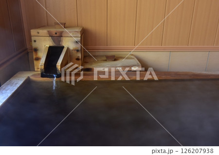 温泉　旅館　お風呂　ひのき　露天　湯舟　湯船　お湯　注ぎ口　果実の森 126207938