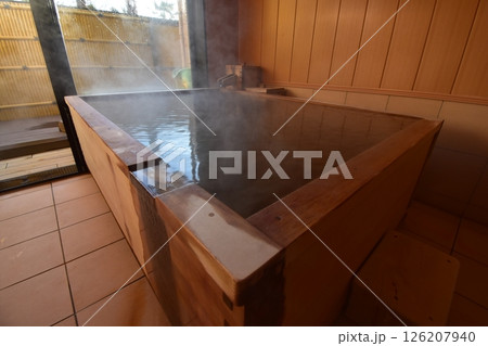 温泉　旅館　お風呂　ひのき　露天　湯舟　湯船　お湯　注ぎ口　果実の森 126207940