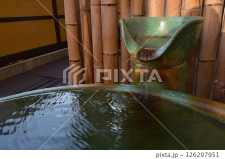 温泉　旅館　お風呂　ひのき　露天　湯舟　湯船　お湯　注ぎ口　果実の森 126207951