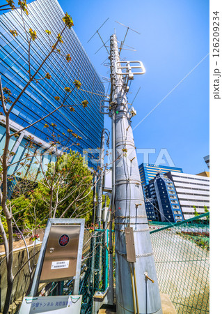日本の東京都市景観 街中の防災…。住友不動産浜離宮ビル近くにある消防隊専用無線機接続端子などを望む 126209234
