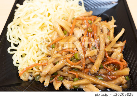 おいしい豚肉細切り焼きそば弁当 126209829