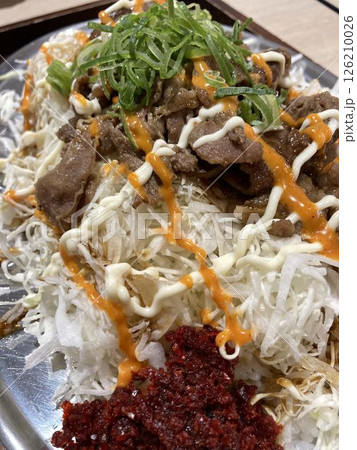 フードコートで食べる「かるび飯」 126210026