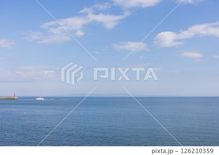 知床半島の羅臼から見た根室海峡と国後島 126210359